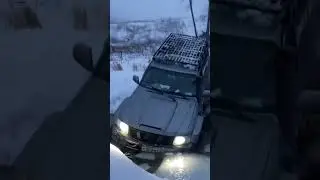 Патрол лезет через ручей