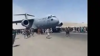 US air force surrounded by Afghans fleeing Taliban after tookover Kabul,citizens ends up falling off