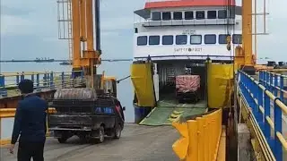 Proses masuknya mobil dan truk ke dalam kapal roro di Dumai