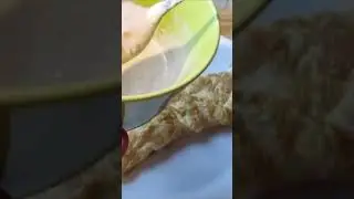 Просто омлет через сито. 