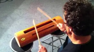 Gerhard Kero spielt Schlitztrommel / Korokoto