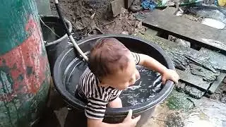 Bocil mandi di bak