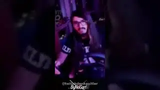Kendine Müzisyen Babasından Fırça yiyor 