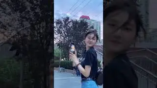 🍀這個下雨天喜歡躺在水中，太陽升起喜歡追著朝陽跑的實習生，今天又來拍拍拍了；她拍太陽，我拍她，共同的是朝氣漫天～願青春常在，陽光襲人～