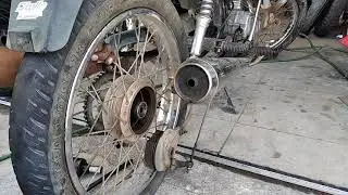 How to remove the wheel from any motorcycle. (VIDEO FOR BEGINNERS)