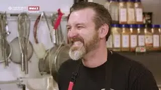 Una Sfida FOLLE: un secchio di costine che vanno ben oltre il piccante | Man vs Food