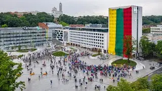 Kaune išskleista rekordinė Lietuvos trispalvė ant BLC pastato (transliacijos įrašas)