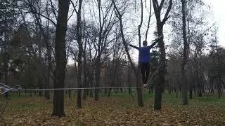 Канатоходец в парке.