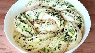 Bread with butter, garlic and parsley. 🍞🧄 The perfect garlic bread!