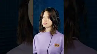 Стоит и выпендривается