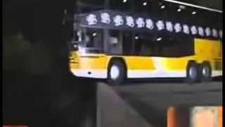 Фантастический разворот автобуса на мосту