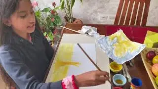 Sofía hace y pinta con pigmentos naturales