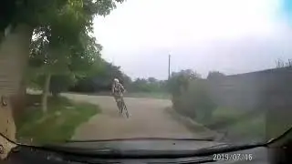 Скоростная бабушка на велосипеде .