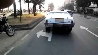 Só em Ipanema Rio de Janeiro mesmo! Dois amigos desfilando carros raros de coleção.