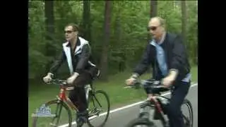 Путин и Медведев на велосипеде