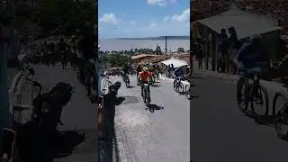 Galera subindo a ladeira de pedra no desafio do bagre
