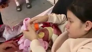 Mama muda menyusui anak pertamanya