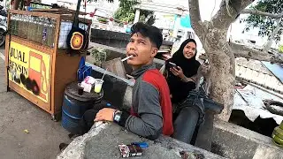 Exploring a Makeshift Gas Station in Jakarta ⛽ Motorcycle Service Station 🇮🇩