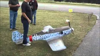 Moki 215 on a AirWorld FW190 - pre-heating and taxing