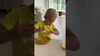 Малыш следит, чтобы его руки были чистыми после того, как он поел манго #kids #beachbaby #funnybaby