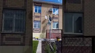 Установка наружного блока кондиционера с большой лестницей