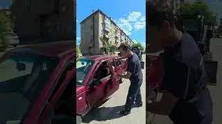 Водитель открыл дверь, но не посмотрел назад.