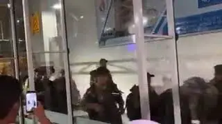 لحظه ی ورود مارشال عبدالرشید دوستم به مزار شریف