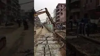 Придавило плитой!