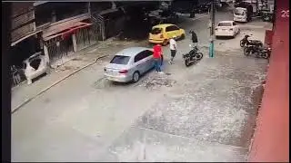 Armed robbery ⚡ the motorcyclist intentionally crashes into a vehicle to steal in Cali.