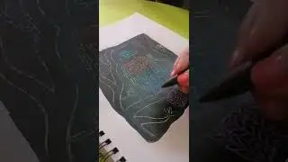 Pintando un ave multicolor con crayón y acrílico negro encima 