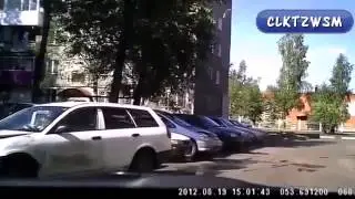 Девушка паркуется