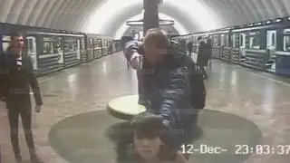Бухой охранник с пистолетом  поставил на колени пассажира в метро  18+