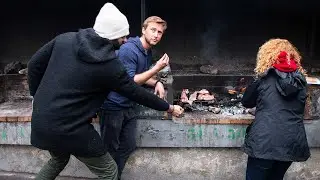 CATALANES HACIENDO ASADO ARGENTINO