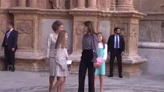 La familia real posa a la salida de la Misa de Pascua 2018