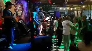 Nesa Combi, Restaurant, Sanur, Bali. 14-03-2024. Mustang Sally - Golden Oldys Band met dansers
