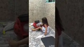 Criança tentando arrumar a motoca