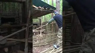 Строю беседку в диком лесу  