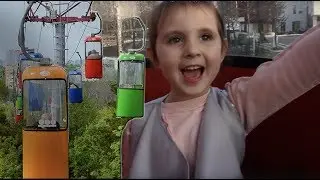Весёлая поездка на канатной дороге.