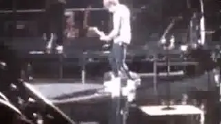 Harry Styles passa mal e vomita durante show do One Direction - 07/08/2013