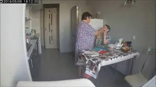 ИЗДЕВАЕТСЯ НАД БАБУШКОЙ!