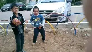 У мальчика чешется одно место