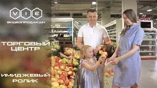 Реклама семейная пара в торговом центре