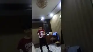 Ұзақ үзілістен кейін қолөнерін жасап, шаршап тұрған бала 😅