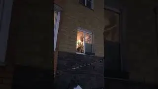 Поёт в окно
