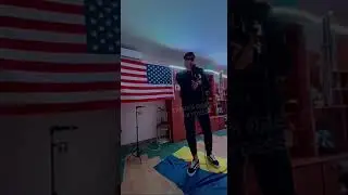 Тик-токер и флаг Украины