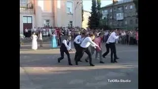 Выпускной в Лутугинской школе №2  танец на площади