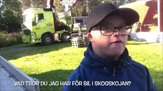 Max med kranbil på maskinhallsbygget, fixar lunch, gör ritning, sjunger, spelar bandy