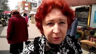 Покупатель Валентина Газиева рада, что на Красном Шахтёре торгуют цветами
