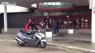 mega rissa tra donne e una rimane nuda eddajeee