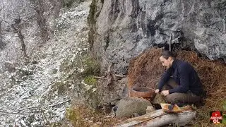 Karlı Gecede Mağarada Yaşam Alanı İnşa Ettim/Bushcraft solo camping ( doğada tek başına ev inşası)